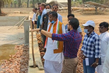 सुकमा के गिरदालपारा में लगे हाईड्रो पावर बेस्ड पंम्पिंग सिस्टम का मुआयना करने पहुंचे मंत्री कवासी लखमा