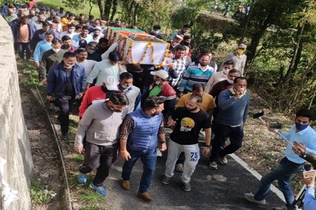 मंडी में अंतिम यात्रा के दौरान दिवंगत सांसद का शव ले जाते हुए.