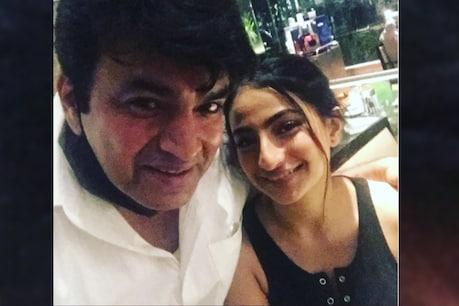 मुंबई। टीवी एक्ट्रेस श्वेता तिवारी शादी के नौ साल बाद अपने पहले पति राजा चौधरी से अलग हो गई थीं। दोनों की एक बेटी पलक है। उनके तलाक के बाद पलक अपनी मां के साथ रह रही है और दोनों राजा के संपर्क में ज्यादा नहीं हैं। हालांकि, हाल ही में राजा ने अपने इंस्टाग्राम पर एक सेल्फी शेयर की जिसमें उन्होंने बताया कि वह 13 साल बाद अपनी बेटी पलक से मिली है। (फोटो साभार: @ रजा चौधरी)