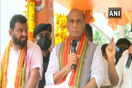 केरल के पम्बदी में एक जनसभा को संबोधित करते रक्षा मंत्री राजनाथ सिंह. (ANI/28 March 2021)