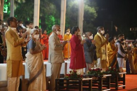 राष्ट्रपति कोविंद (Ramnath Kovind) ने स्वास्तिवाचन, हर-हर नर्मदे और नर्मदाष्टकम् के श्लोकों की गूंज के बीच पूरे विधि-विधान से पुरोहितों की मौजूदगी में मां नर्मदा की पूजा-अर्चना की