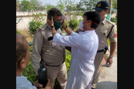 सब इंस्पेक्टर की पट्टी बांधते सिंधिया.