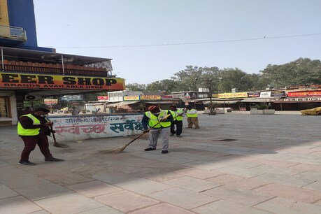 साउथ निगम ने कूड़ा और गंदगी फैलाने वालों के खिलाफ चालान काटे.