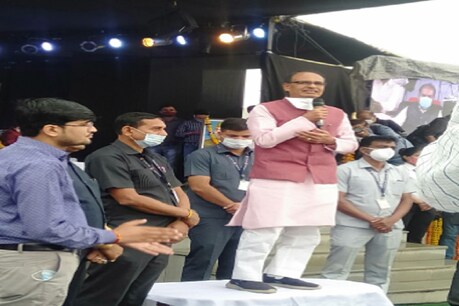 सीएम शिवराज ने शौर्य स्मारक पर जय स्तंभ पर पुष्प अर्पित कर स्वतंत्रता सेनानियों और शहीदों को नमन किया.