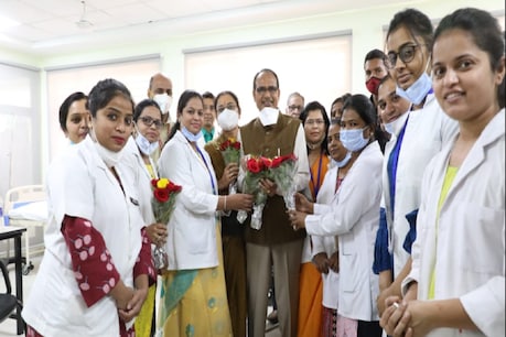 CM शिवराज ने हमीदिया अस्पताल में कोरोना वैक्सीन लगवायी.