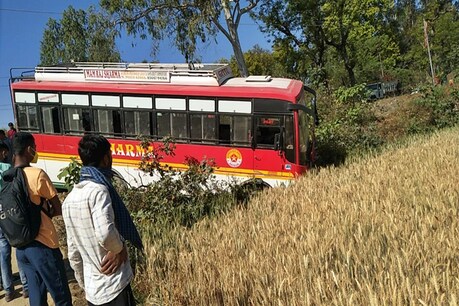 दुर्घटनाग्रस्त निजी बस दिल्ली से प्रवासी मजदूरों को लेकर बिहार जा रही थी (प्रतीकात्मक तस्वीर)