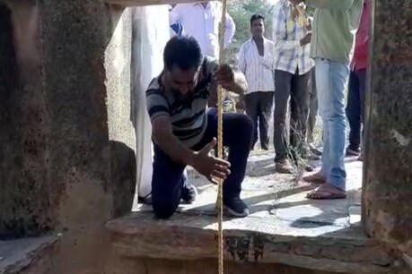 शादी की खुशियों बांटने घर आए मेहमान भी यह नहीं समझ पा रहे हैं कि आखिर रजब खान ने बेटियों को विदा करने के बाद आत्महत्या क्यों की ? कुएं से शव निकालने में जुटे ग्रामीण.