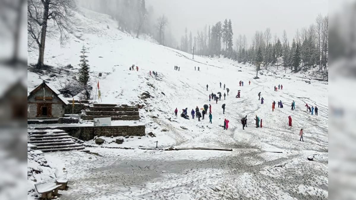 Snowfall in Himachal मनाली और रोहतांग में बर्फबारी, टूरिस्ट के लिए अटल