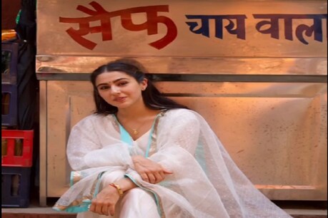 सारा अली खान ने डैड सैफ अली खान के नाम वाले चाय स्टॉल पर पोज दिया है और उसे अपनी इंस्टाग्राम स्टोरी पर पोस्ट कर अपने पिता के लिए प्यार जताया है. (Photo: instagram@saraalikhan95)