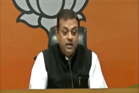 नई दिल्ली स्थित भाजपा मुख्यालय में प्रेस कॉन्फ्रेंस के दौरान संबित पात्रा. (BJPLive Twitter/2 March 2021)