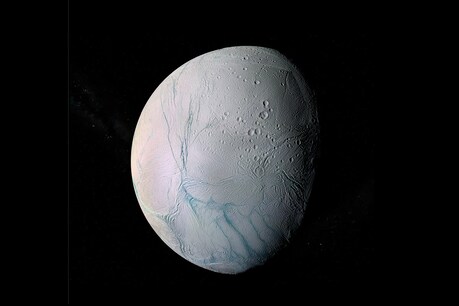 (Tweet: )
शनि (Satrun) के चंद्रमा एन्सेलेडस (Enceladus) में बर्फ की सतह की पर ही सभी संकेत मिले हैं. (प्रतीकात्मक तस्वीर: shutterstock)