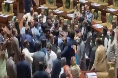 पाकिस्तान की सिंध विधानसभा में विधायकों के बीच मारपीट.