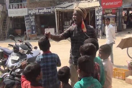 सीतामढ़ी में एक व्यक्ति दुखा शाह 20 साल से स्वच्छता का संदेश दे रहे हैं.