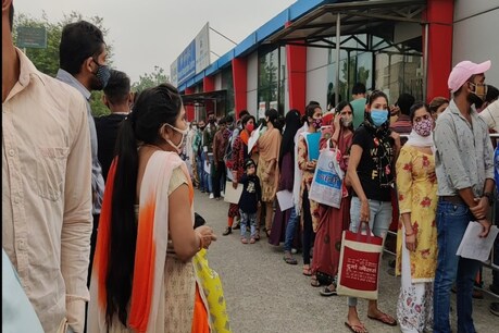 दिल्ली के बड़े सरकारी अस्पतालों के OPD में रजिस्ट्रेशन करवाने के लिए लोगों की भारी भीड़ उमड़ रही है इससे यहां सोशल डिस्टेंसिंग नियमों की धज्जियां उड़ रही हैं