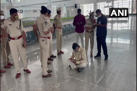 तिरुपति हवाईअड्डे पर तेदेपा प्रमुख चंद्रबाबू नायडू धरने पर बैठे. (ANI/1 March 2021)