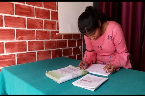 मेरठ की बेटी तेजस्वी त्यागी वर्तमान में कक्षा 12 की छात्रा हैं. मेरठ की बेटी तेजस्वी त्यागी वर्तमान में कक्षा 12 की छात्रा हैं.