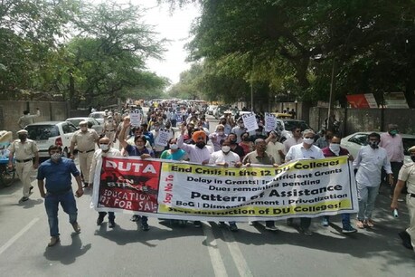 दिल्ली यूनिवर्सिटी के शिक्षकों ने मुख्यमंत्री अरविंद केजरीवाल के आवास तक पैदल विरोध मार्च निकाला.