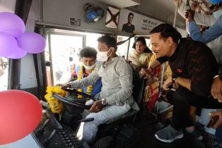 BJP के मंत्री तुलसी सिलावट ड्राइवर को हटाकर खुद इस तरह बस चलाने लगे.