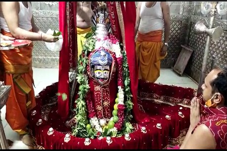 महा शिवरात्रि के दिन बाबा महाकाल को दूल्हे की तरह सजाया जाता है