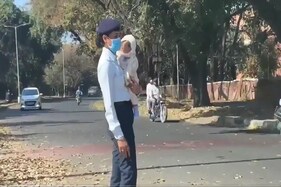 ट्रैफिक व्यवस्था के लिए ड्यूटी और मां दोनों का निभाया कर्तव्य- देखें VIDEO