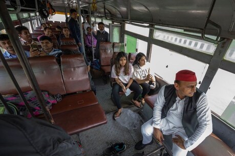 होली पर सैफई जाते समय अखिलेश ने बेटियों संग किया रोडवेज बस से सफर