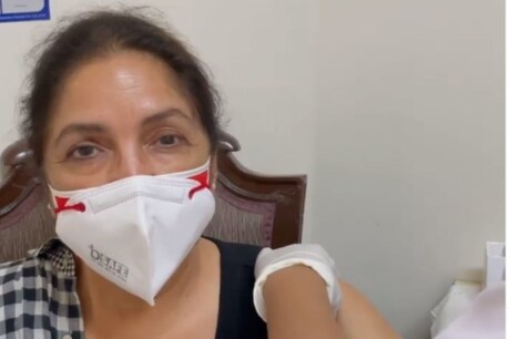 नीना गुप्ता ने कोरोना टीका लगवाया. (फोटो साभार : neena_gupta
/Instagram)