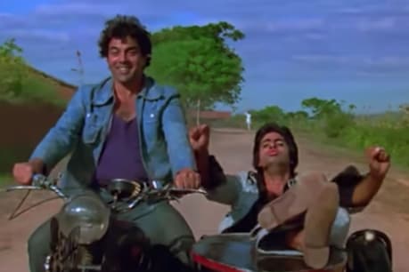 'Sholay' Amitabh-Dharmendra played the role of Jai-Veeru. Photo courtesy- Video Grab / Shemaroo Filmi Gaane