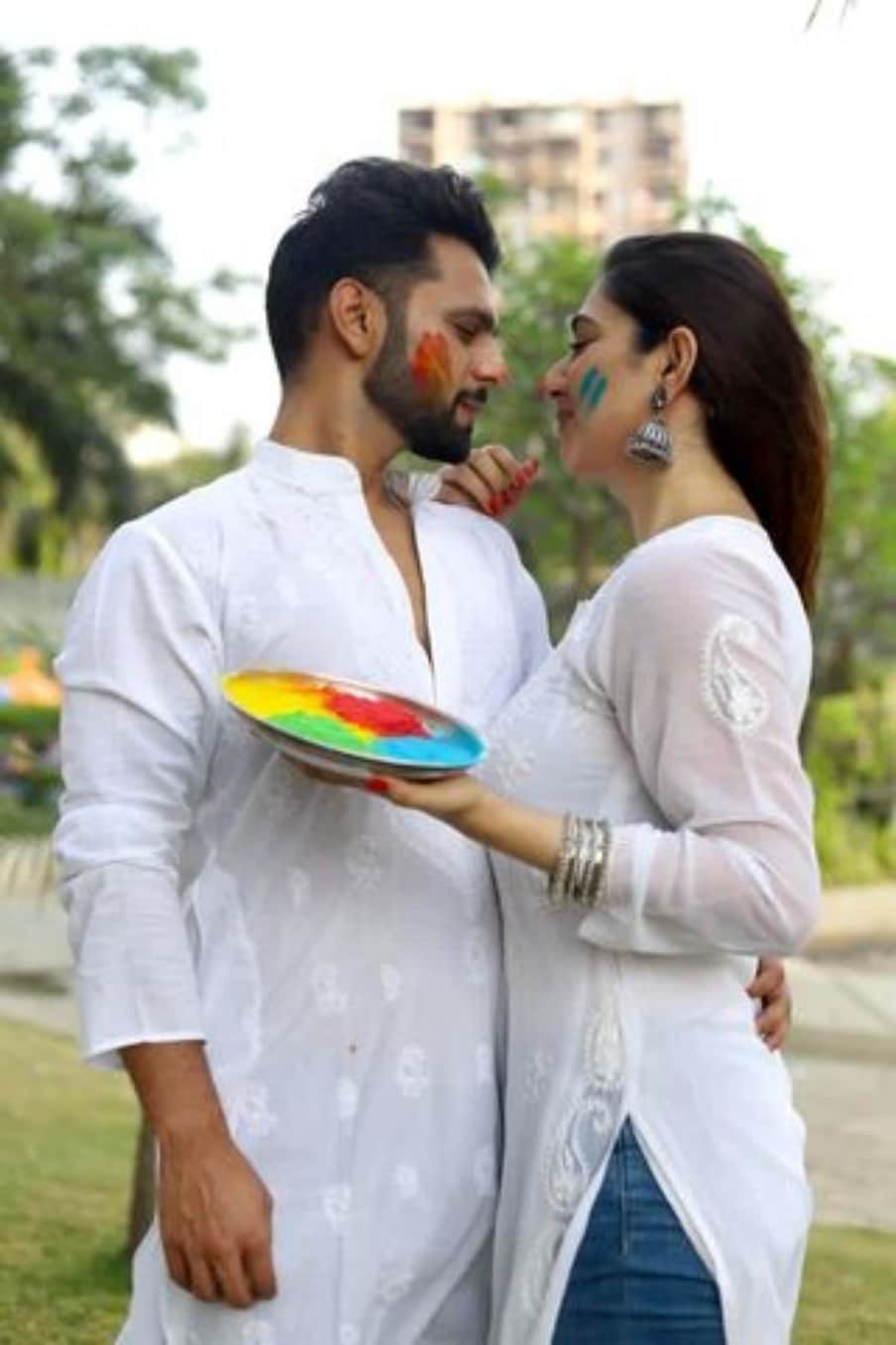  इन तस्वीरों में रंगों में रंगे दिशा परमार और राहुल वैद्य एक दूसरे के प्यार में डूबे नजर आ रहे हैं. (photo credit: instagram/@rahulvaidyarkv)