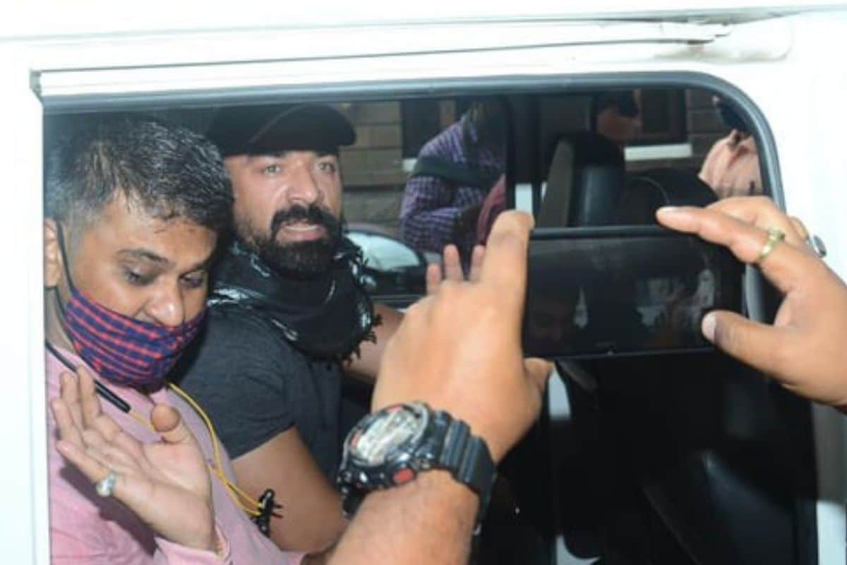 Ajaz Khan, Ajaz Khan गिरफ्तार, Ajaz Khan ड्रग मामले में गिरफ्तार, NCB, Ajaz Khan मेडिकल जांच के लिए ले गए, सोशल मीडिया, बॉलीवुड न्यूज़, ड्रग्स केस, एजाज खान गिरफ्तार, एजाज खान मेडिकल के लिए पहुंचे