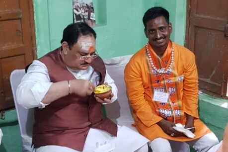 स्मृति ईरानी के बाद नड्डा ने चखा बनारसी मलइयों का स्वाद