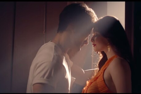 असीम रियाज और शिवालिका ओबेरॉय का म्यूजिक वीडियो रिलीज.
(फोटो साभार :
Sony Music India
/Youtube)
