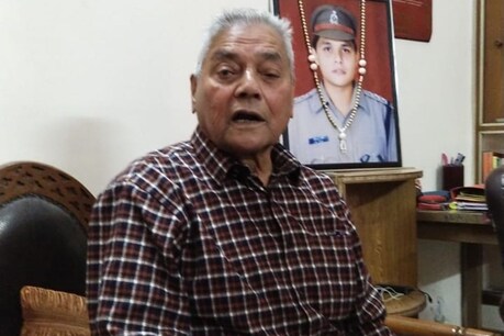 शहीद डिप्टी जेलर के पिता बोले- अखिलेश यादव ने नहीं निभाया वादा
