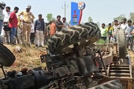 ट्रक की टक्कर से पलटी ट्रैक्टर-ट्रॉली