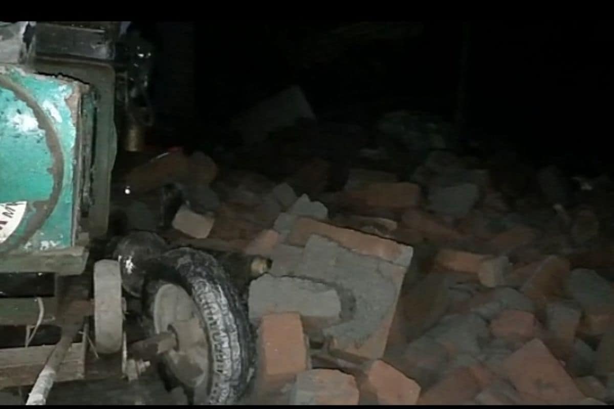 Mahoba: निर्माणाधीन बिल्डिंग की गिरी दीवार, मलबे में दबकर 3 मजदूरों की मौत