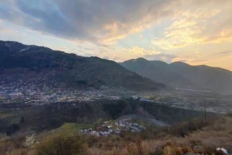 तस्वीर उरी शहर ही है. (उबीर नाकुशबंदी)