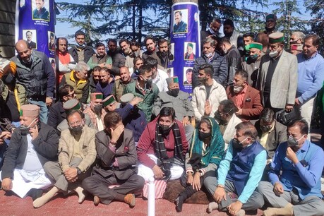 विधानसभा के बाहर धरने पर पहुंचे वीरभद्र सिंह और अन्य कांग्रेस विधायक.