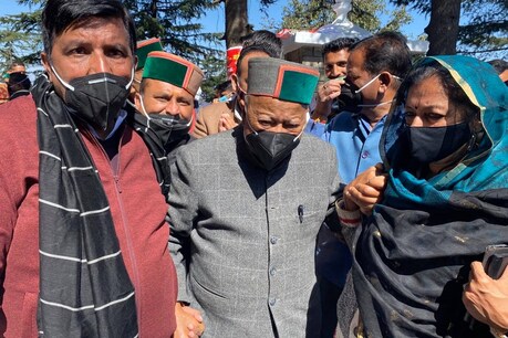 हिमाचल विधानसभा के बाहर वीरभद्र सिंह.