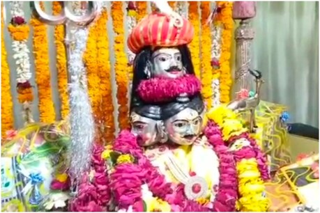 बाबा के अकबरी टॉपी और खादी का धोती व कुर्ता पहनने की परंपरा 357 साल पुरानी है.