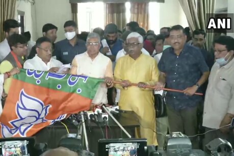 आसनसोल से TMC के तीन पार्षद और विधाननगर मेयर इन काउंसिल देवाशीष ने बीजेपी का दामन थाम लिया है. (फोटो: ANI/Twitter)