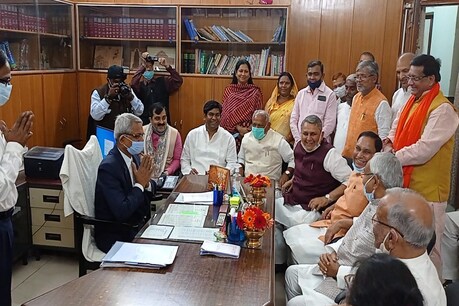बिहार विधानसभा उपाध्यक्ष पद के लिए नामांकन करते एनडीए के नेता