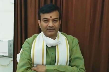 उत्तर प्रदेश के संसदीय कार्य राज्य मंत्री आनन्द स्वरूप शुक्ल का बुर्के पर बड़ा बयान.