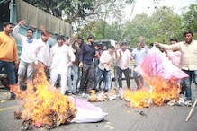 किसान आंदोलन पर भाजपा MP का विवादित बयान, कांग्रेस ने घर के बाहर फूंका पुतला!