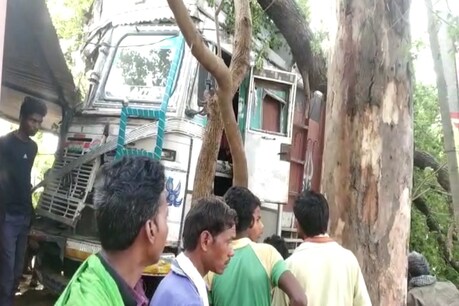 मिर्ज़ापुर में इस अनियंत्रित ट्रक ने 6 लोगों को कुचल दिया है.