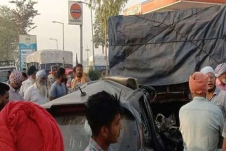प्रत्यक्षदर्शियों का कहना है कि चालक ने अचानक ट्राले को पेट्रोलपंप की तरफ मोड़ दिया जिसके चलते सामने से आ रही कार उसमें जा घुसी.
