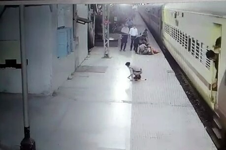 पूरी घटना स्टेशन में लगे सीसीटीवी में कैद हो गई.