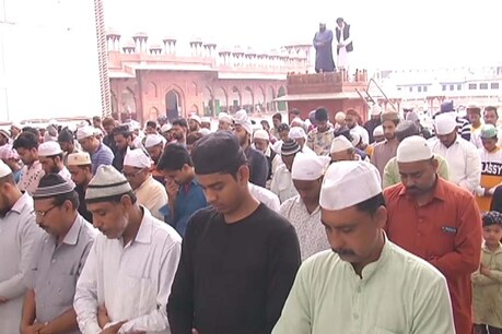 आगरा: जुमे पर दिखी भारी भीड़, फॉलो नहीं किए कोविड नियम.