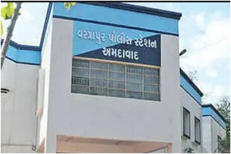 लड़की ने दोनों के खिलाफ विश्रामपुर पुलिस स्टेशन में शिकायत दर्ज कराई