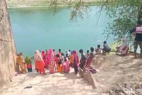 घटना की जानकारी मिलने पर नदी के किनारे पहुंचे ग्रामीण.