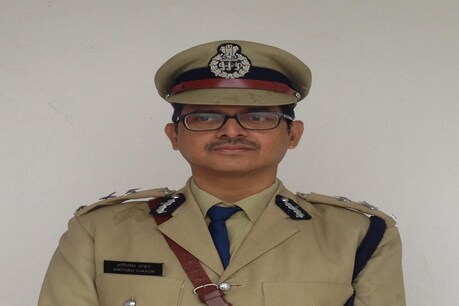 यूपी में अमिताभ ठाकुर सहित 3 आईपीएस अफसरों पर बड़ी कार्रवाई हो गई है. (File Photo: Amitabh Thakur)
