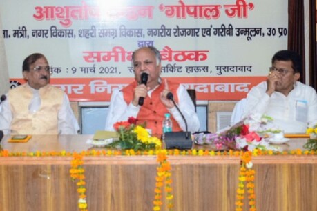 मुरादाबाद में समीक्षा बैठक के दौरान यूपी के नगर विकास, शहरी समग्र विकास मंत्री आशुतोष टंडन